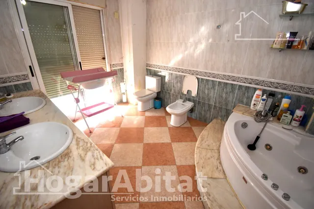 AMPLIA CASA CON GARAJE Y GRAN TERRAZA Y UNA SEGUNDA VIVIENDA — 31