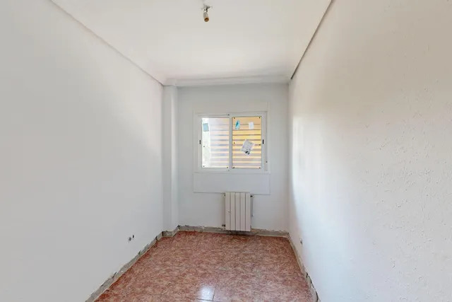 Piso exterior de 111 m2 con 4 dormitorios, garaje y trastero en Av Juan Antonio Perea — 33
