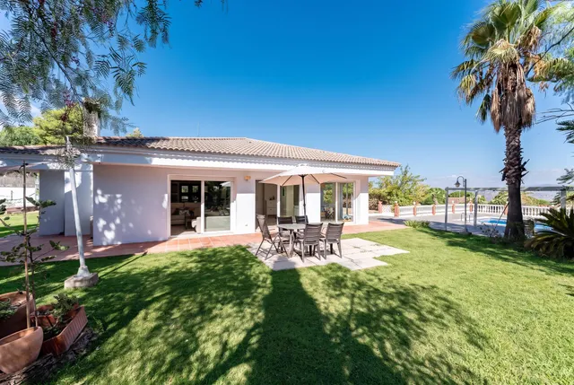 CHALET INDEPENDIENTE DE UNA SOLA PLANTA CON PISCINA — 12