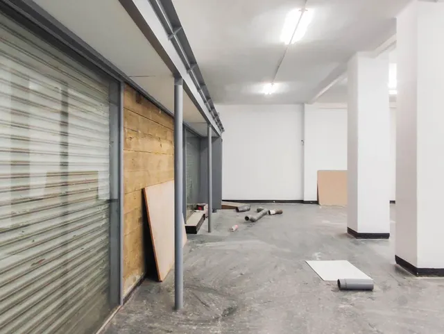 Amplio Local Comercial en Sant Antoni, Barcelona - Oportunidad de venta Única — 13