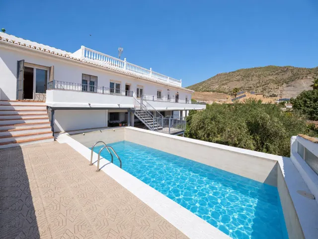 GRAN PARCELA CON VIVIENDA UNIFAMILIAR, 3 APARTAMENTOS, PISCINA Y VISTAS PANORÁMICAS EN PADUL (GRANADA) — 1.430 m2 DE TERRENO — 19
