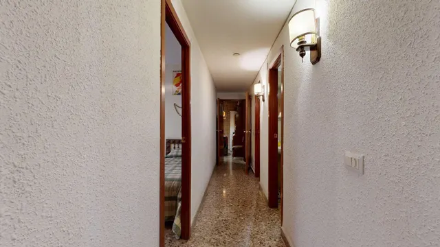 Amplia Vivienda en Avenida César Augusto con Garaje — 28