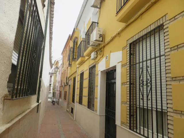 Se venden DOS Residenciales OKUPADAS en CL ZAMORA,4 Esc:01 P - foto 2