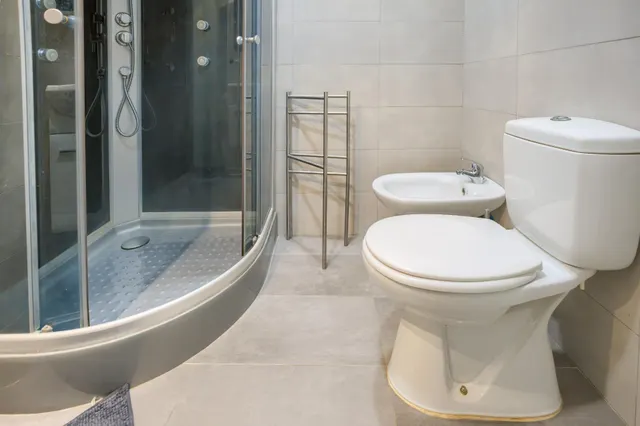 Chalet independiente de una planta con apartamento, piscina y parcela urbana de 2.800 m2 — 34