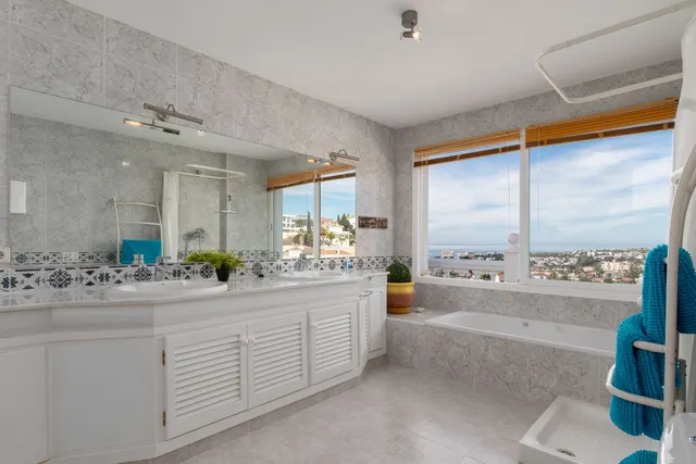 Chalet 5 habitaciones 338m² en venta - Riviera del sol — 28