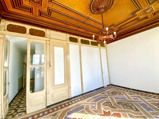 Primera línea de mar en el centro de El Masnou · Piso de época con techos altos y mosaico hidráulico · 3 hab. — 6
