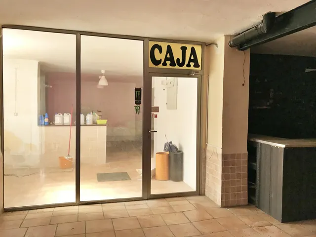 SE VENDEN DOS LOCALES  EN CALLE  CONCEPCION ARENA — 8