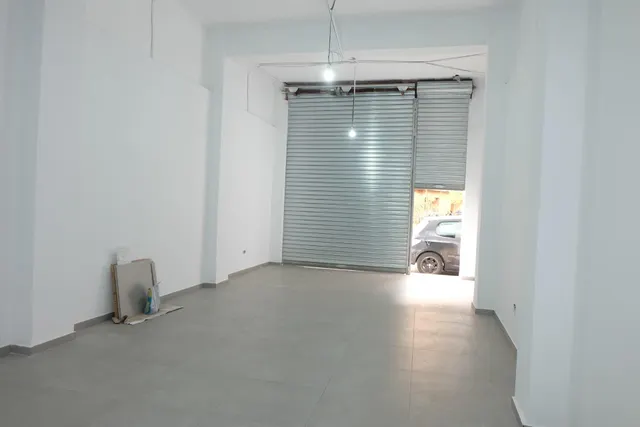 Local comercial muy amplio situado en la Calle Cardenal Benlloch. — 3