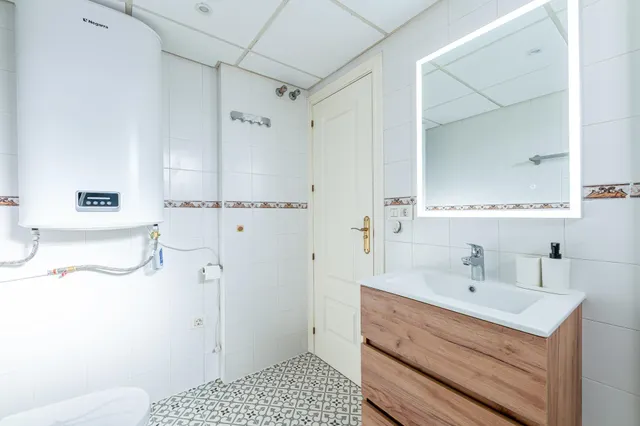 Piso reformado con gran terraza al sur, vistas verdes, garaje y piscina en Benalmádena Pueblo — 22