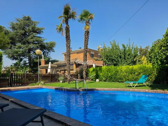 ? EXCLUSIVO CHALET INDEPENDIENTE CON PISCINA Y AMPLIA PARCEL
