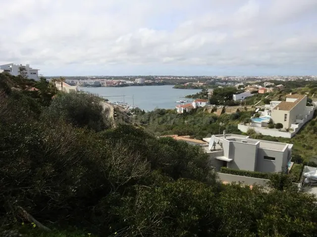 Solar En Cala LLonga con magníficas Vistas al Puerto de Mahó - foto 4