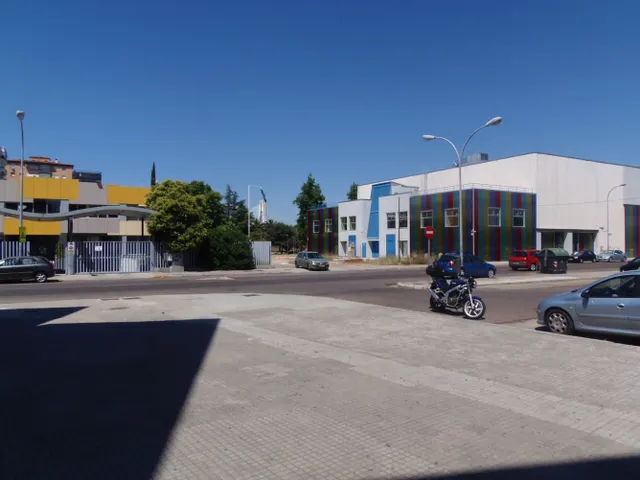 LOCAL ACONDICONADO  DE 400MTRS NECESITA REFORMAS SE DA CARENCIA, BIEN SITUADO  ES PLANTA SEMI SOTANO, CON OFICINAS Y BAÑOS, ZONA LA PAZ — 16