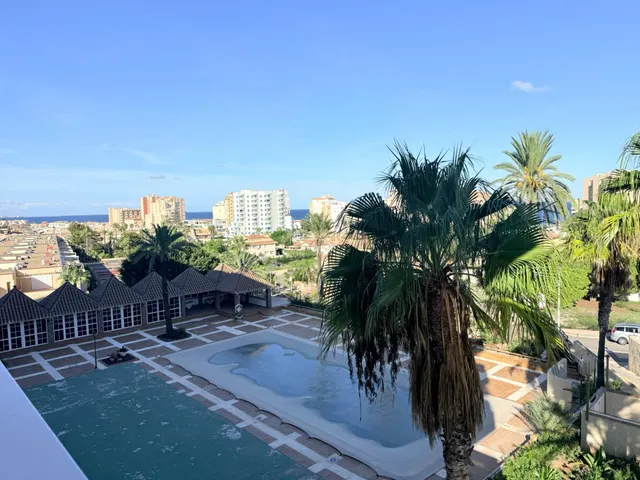 Apartamento con una gran terraza esquinera en  la urbanización Arpón II, en el kilómetro 4 de La Manga del Mar Menor. — 6