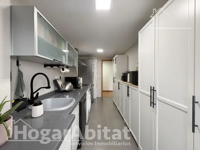 ¡Hogar de lujo! Amplio, sofisticado y reformado, con patio y garaje, todo amueblado — 32
