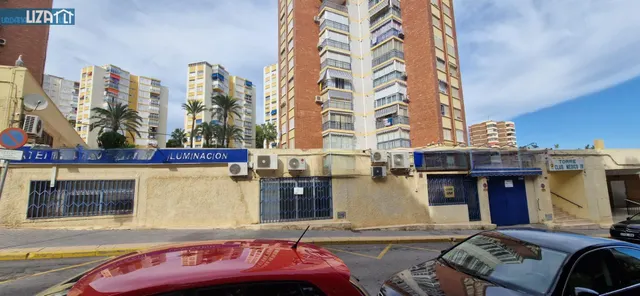 Amplio Local Comercial a Solo 150 Metros de la Playa - Oport