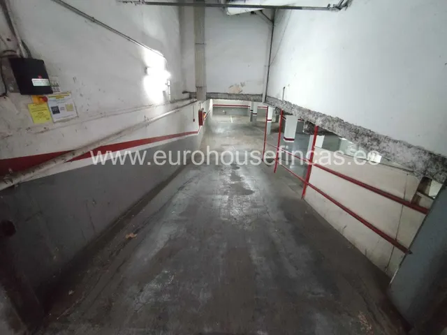 ¡Oportunidad de compra! Plaza de aparcamiento en venta en la Calle Portbou, Sants! — 5