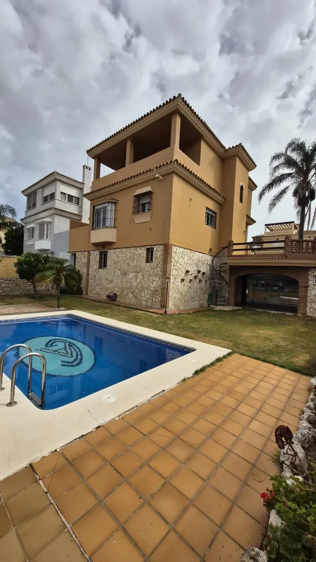 Exclusiva Villa Independiente con Piscina Privada en Getares