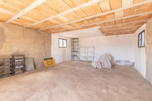 Casa en planta baja con cuatro naves y local — 47