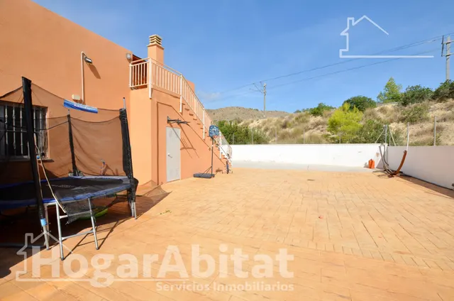 Respira paz entre el mar y la montaña en este exclusivo chalet pareado reformado con piscina privada, solárium y parking — 18