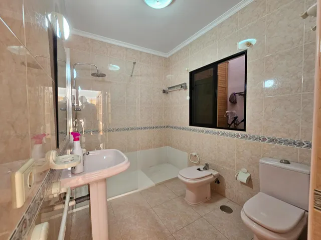 Chalet adosado en venta en Calle Misericordia — 33