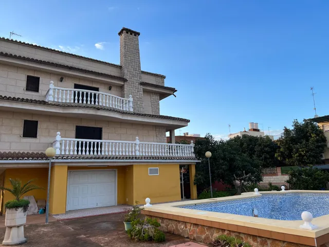 EXCELENTE CASA/CHALET, CON  MUY AMPLIA PARCELA, FRUTALES Y PISCINA, PLAYAS A 10 MINUTOS EN COCHES. — 12