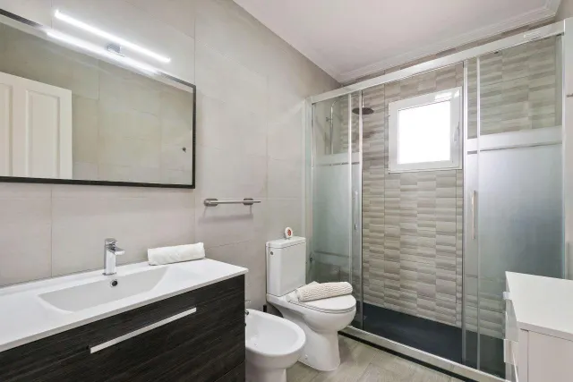 BONITA CASA ADOSADA EN ORIHULA COSTA:3 HAB, 1 BAÑO, 1 ASEO — 13