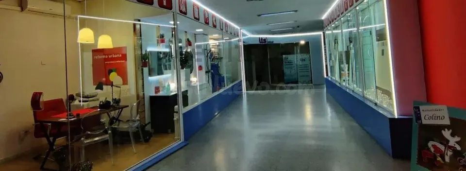 16 metros de escaparate a pie de calle, junto a Plaza de los Luceros