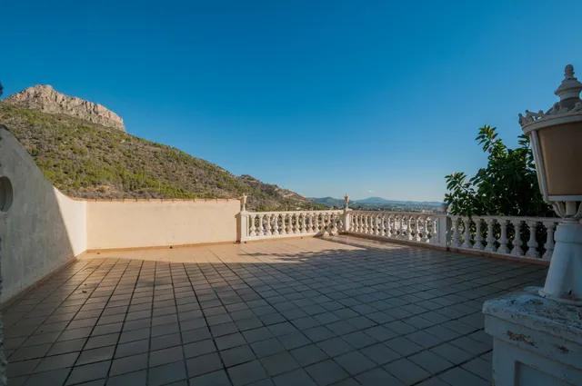 Amplia villa con vistas panorámicas al mar y pista de tenis privada en Calpe — 18
