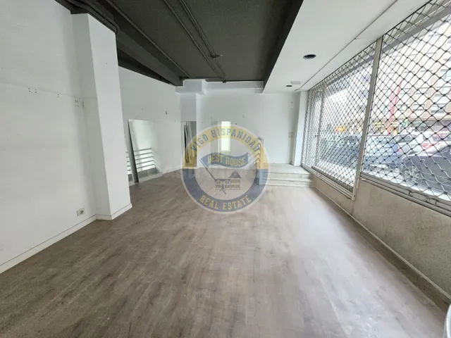 Excelente local comercial con gran escaparate y salida de hu - foto 5