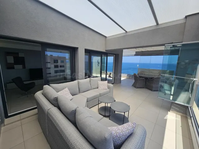 ÚLTIMO ático disponible con vistas frontales al Mediterráneo