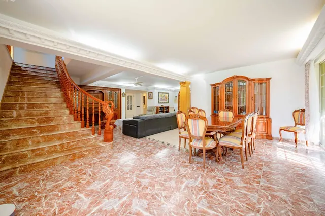 Exclusivo chalet con piscina, gran parcela y apartamento para invitados a menos de 200 metros de la playa — 12