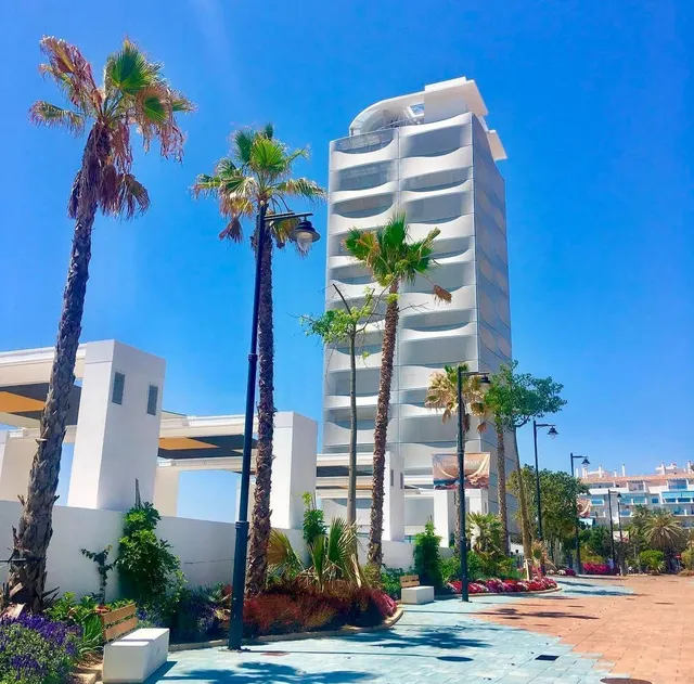 Magnifico piso en edificio en primera linea de playa en Estepona pueblo — 29