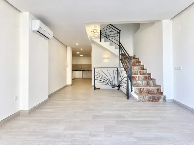 CASA DE DISEÑO A ESTRENAR CON GARAJE EN PILES CONSTRUIDA EN  - foto 5