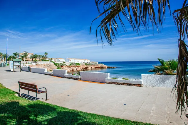Bungalow de dos dormitorios y piscina comunitaria en Orihuela Costa — 44