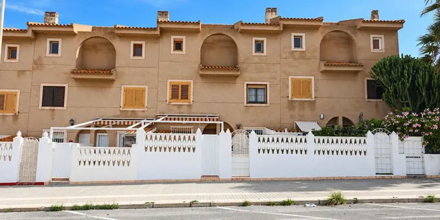 Bungalow adosado de tres plantas con vistas al mar — 27