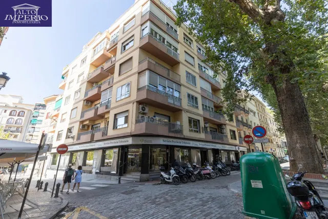 Piso en esquina con terraza y vistas a Plaza Mariana Pineda, Granada — 45