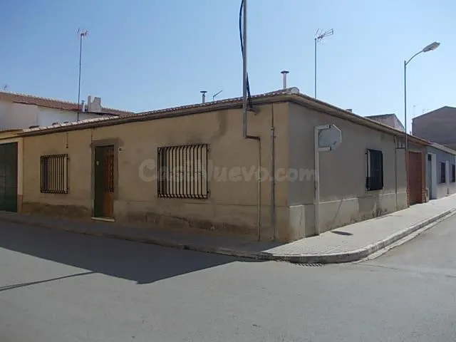 Se vende Casa Adosada OKUPADA en Conde De Las Cabezuelas 26 