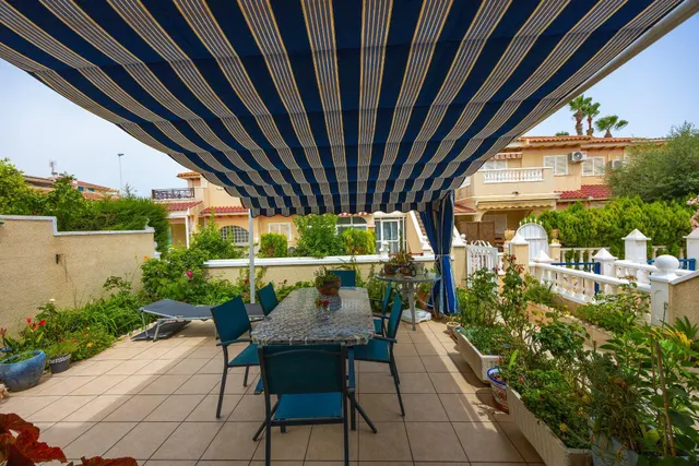 Bungalow de 2 dormitorios y piscina comunitaria en Orihuela Costa — 10