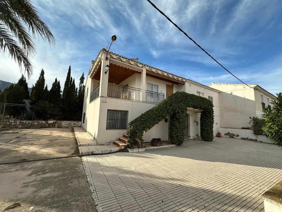 Magnifica casa  con terreno en el casco urbano