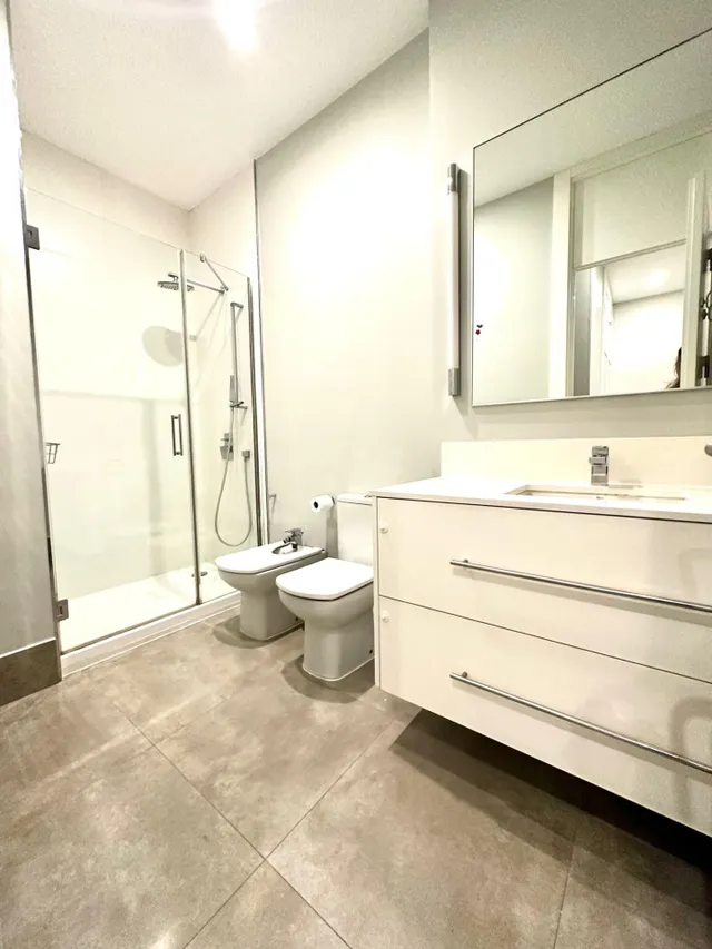 IMPRESIONANTE VIVIENDA EN CLAUDIO CUELLO ESQUINA JORJE JUAN — 42