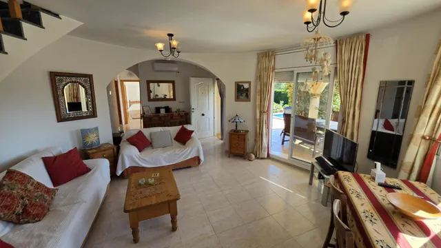 Chalet con piscina, gran parcela y licencia turística — 6