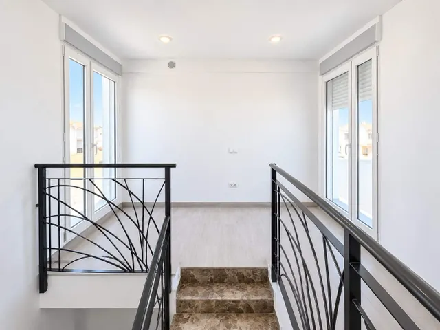 CASA DE DISEÑO A ESTRENAR CON GARAJE EN PILES CONSTRUIDA EN 2024. PISCINA CHILLOUT PRIVADA. — 18