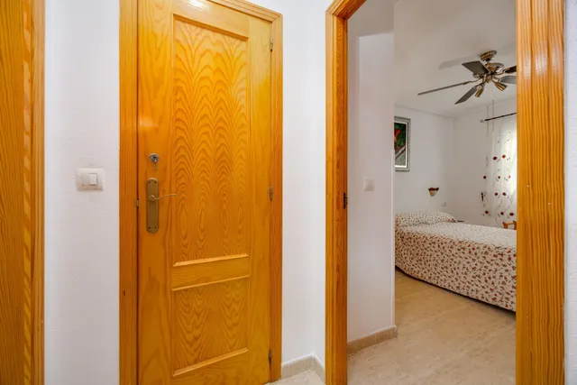 Bungalow de 2 dormitorios y piscina comunitaria en Orihuela Costa — 23