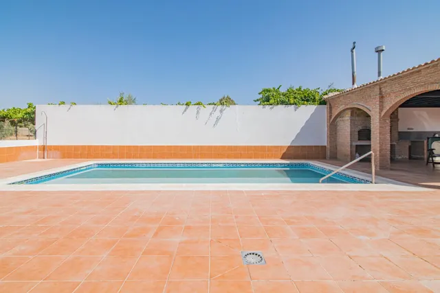 ¡Oportunidad Única! Se Vende Magnífica Casa en Esquina con Amplia Parcela — 40