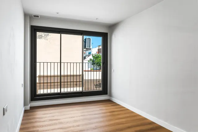Vivienda reformada a estrenar con 3 estancias, terraza privada y espacio polivalente en Badalona — 10