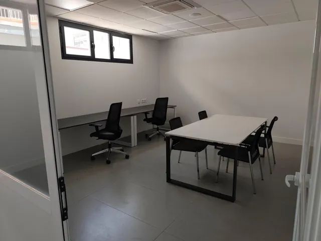 Nave en Poligono de Las Quemadas totalmente reformada y perfectamente instalada para uso mixto de oficinas y almacen — 40