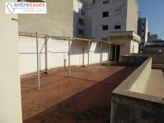 CASA A TRES ESQUINAS SITUADA A ESCASOS METROS DE LA IGLESIA DE LA ASUNCION. — 23
