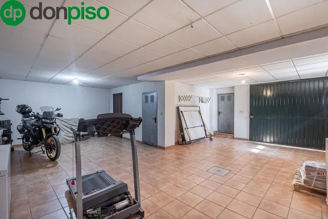INCREÍBLE CHALET INDEPENDIENTE EN ZONA PRIVILEGIADA — 35