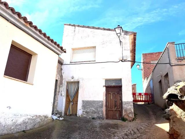 Vivienda en la localidad  Moros, pleno centro de la localidad. — 50
