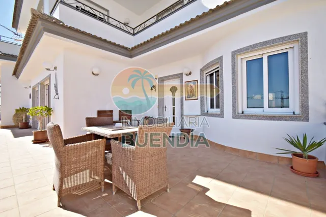 ESPECTACULAR CHALET CON VISTAS AL MAR Y PISCINA CLIMATIZADA  - foto 2